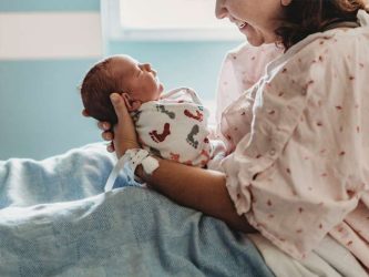 60e3e1a01de48fadfc96da9d_mother_and_newborn_baby_in_hospital-732x549-thumbnail